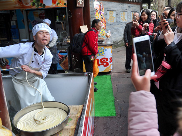 視頻制作讓拉面館爆紅20天，游客“五碗不過崗”